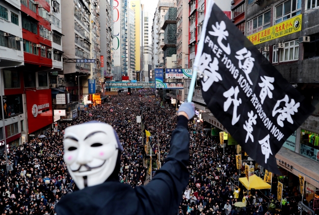 Hong Kong'da demokrasi yanlısı yürüyüşe binlerce kişi katıldı. Fotoğraf: Reuters