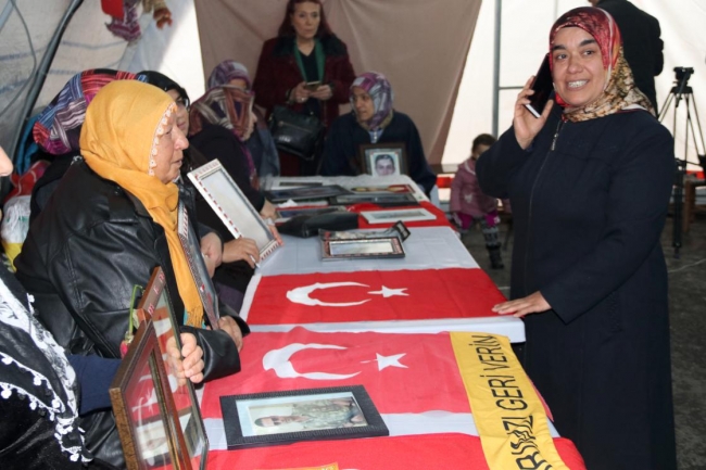 Evladına kavuştu oturma eylemi yapan annelere koştu