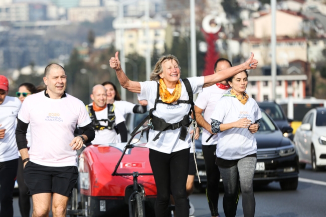 İngiltere'den Nepal'e yürüyen gezgin İstanbul'da