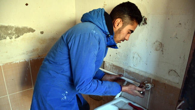 Ağrı'da köy okullarını onarmak için seferber oldular