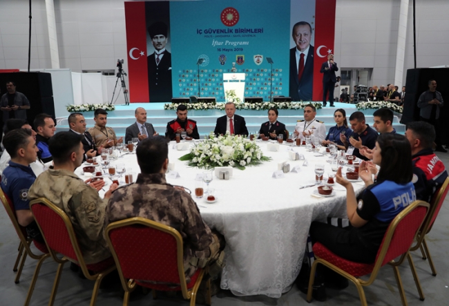 Cumhurbaşkanı Erdoğan: Türkiye'yi içeriden vuranlara hesabını sormasını bilirim