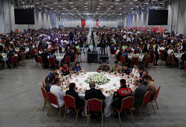 Cumhurbaşkanı Erdoğan: Türkiye'yi içeriden vuranlara hesabını sormasını bilirim