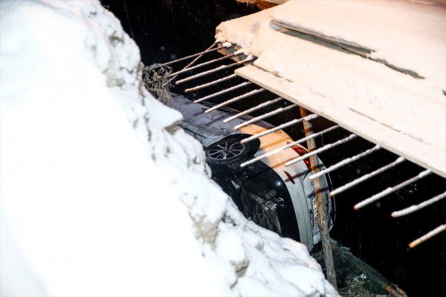 Karda kayan otomobil inşaat temeline düştü