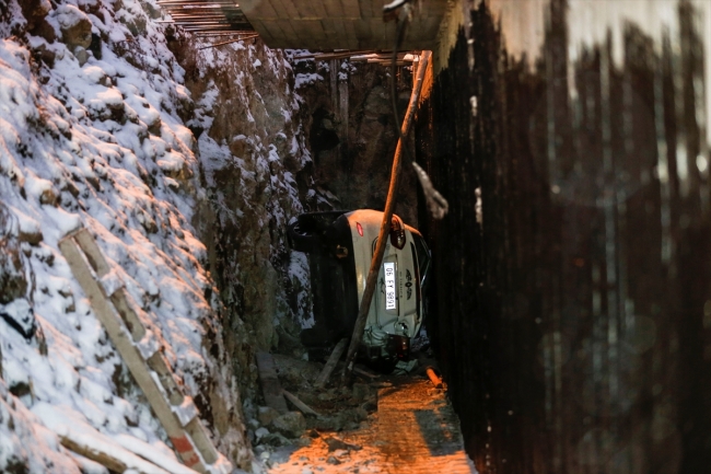 Karda kayan otomobil inşaat temeline düştü