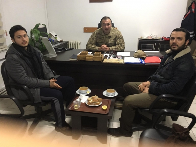 Donma tehlikesi geçiren vatandaşları jandarma kurtardı