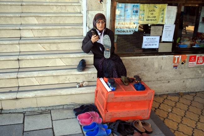 "Sabite Nine" ayakkabı boyacılığı yaparak geçimini sağlıyor