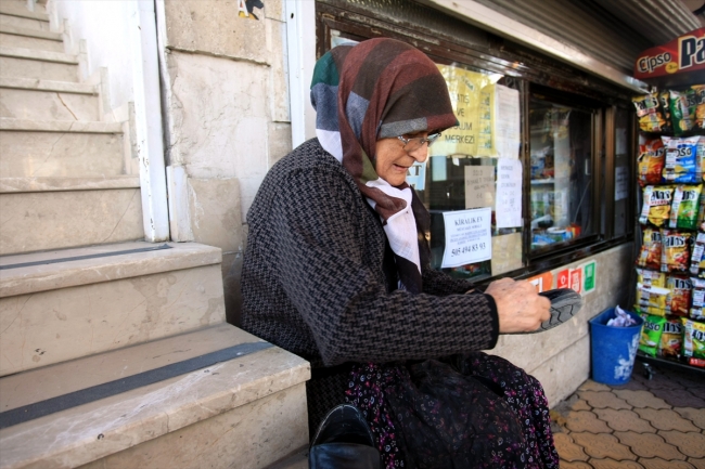 "Sabite Nine" ayakkabı boyacılığı yaparak geçimini sağlıyor