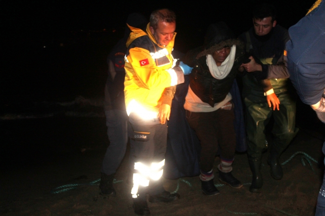 Kayalıklarda mahsur kalan göçmenleri Sahil Güvenlik kurtardı