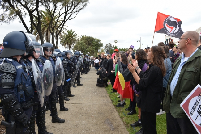 Avustralya'da karşıt gruplar arasında gerginlik