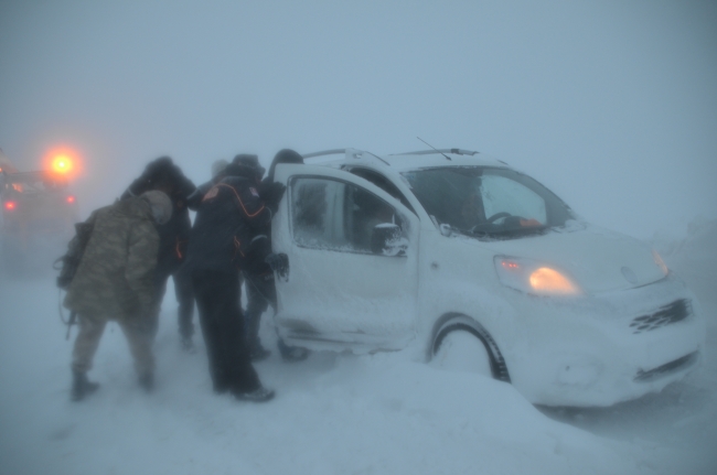 Kar ve tipide mahsur kalan 75 kişi kurtarıldı