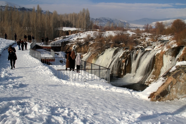 Muradiye'deki şelale kısmen dondu
