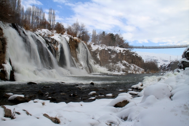 Muradiye'deki şelale kısmen dondu