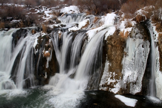 Muradiye'deki şelale kısmen dondu