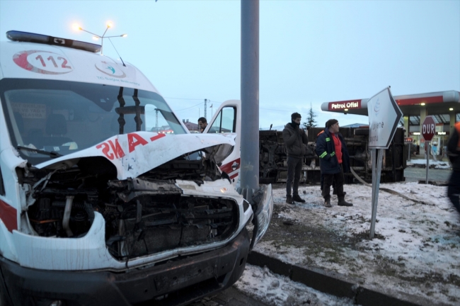 Hasta taşıyan ambulans kamyonet ile çarpıştı