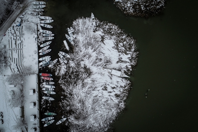Gölyazı beyaz örtüsüyle farklı bir güzelliğe büründü
