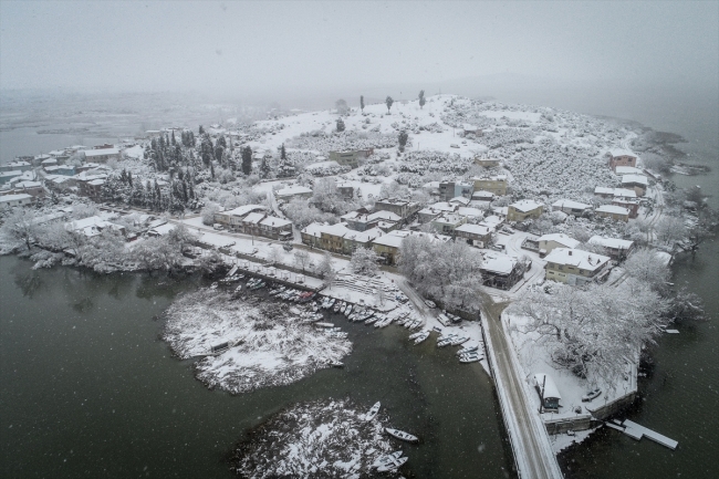 Gölyazı beyaz örtüsüyle farklı bir güzelliğe büründü