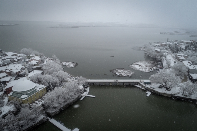Gölyazı beyaz örtüsüyle farklı bir güzelliğe büründü
