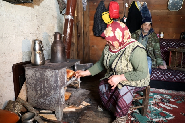 İki odalı yayla evinde zorlu yaşam