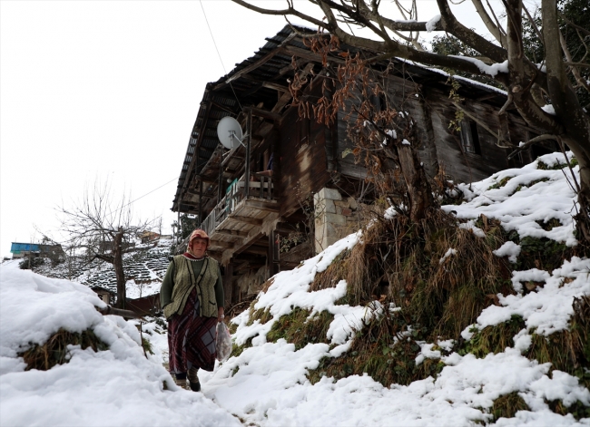 İki odalı yayla evinde zorlu yaşam