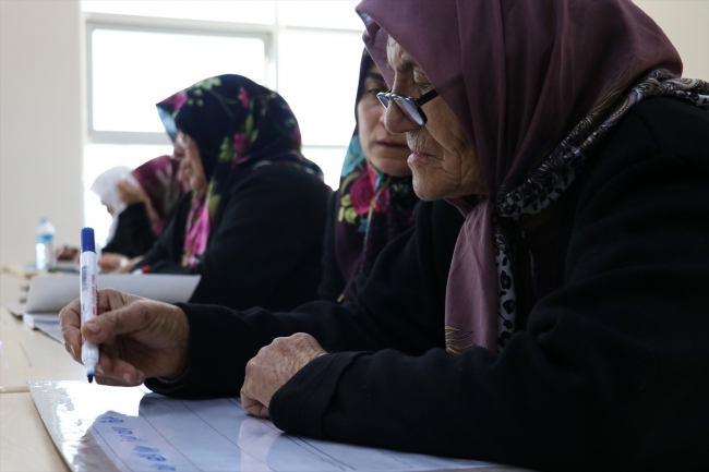 74 yaşındaki Melek ninenin okuma yazma azmi