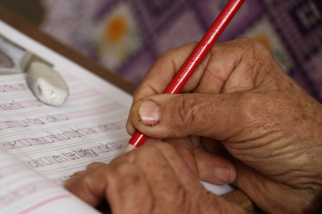 74 yaşındaki Melek ninenin okuma yazma azmi