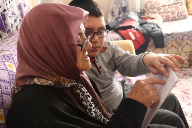 74 yaşındaki Melek ninenin okuma yazma azmi