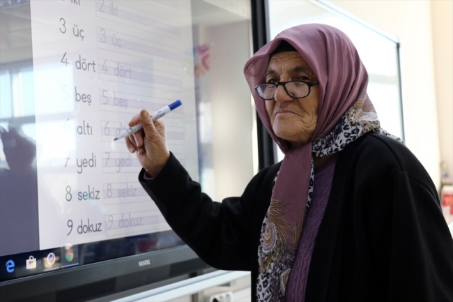 74 yaşındaki Melek ninenin okuma yazma azmi