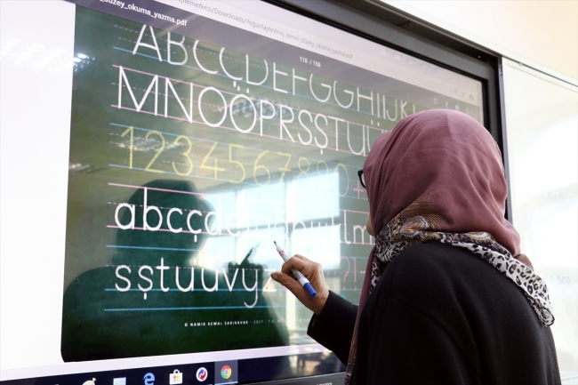 74 yaşındaki Melek ninenin okuma yazma azmi