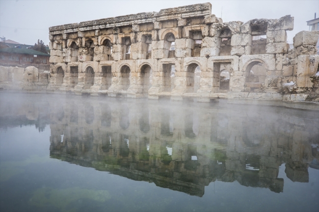 İki bin yıllık tarihi havuzda kar altında yüzüyorlar
