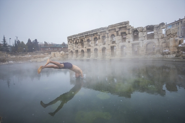 İki bin yıllık tarihi havuzda kar altında yüzüyorlar