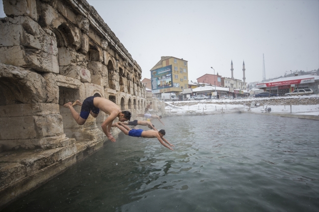İki bin yıllık tarihi havuzda kar altında yüzüyorlar
