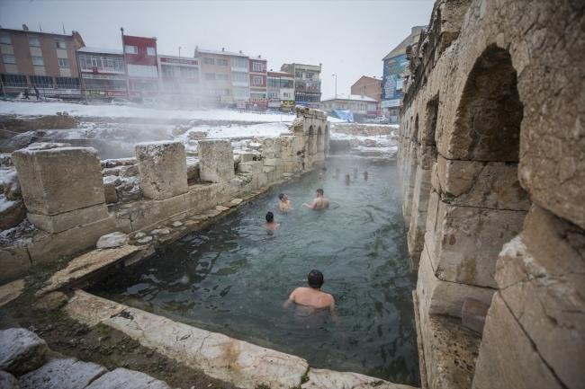 İki bin yıllık tarihi havuzda kar altında yüzüyorlar