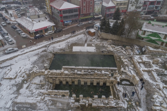 İki bin yıllık tarihi havuzda kar altında yüzüyorlar