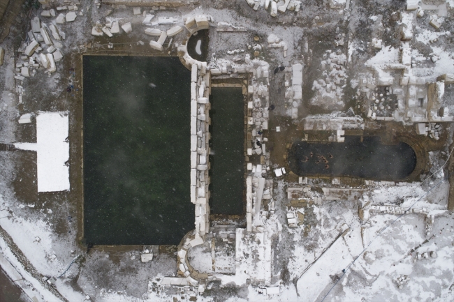 İki bin yıllık tarihi havuzda kar altında yüzüyorlar