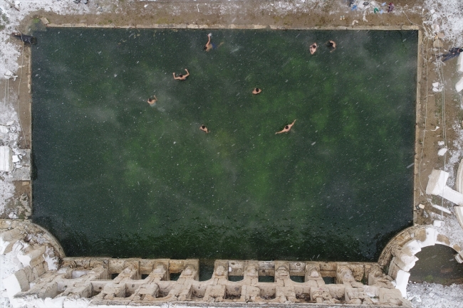 İki bin yıllık tarihi havuzda kar altında yüzüyorlar