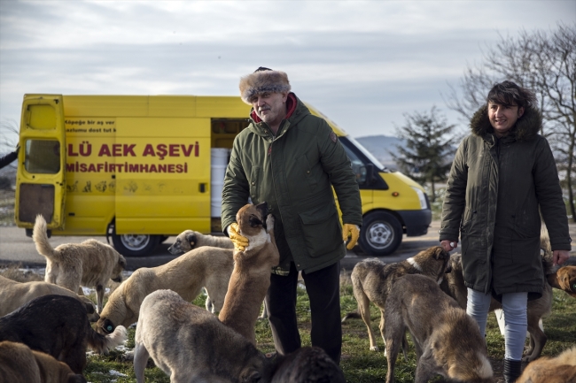 Kurduğu aşeviyle hayvanları doyuruyor
