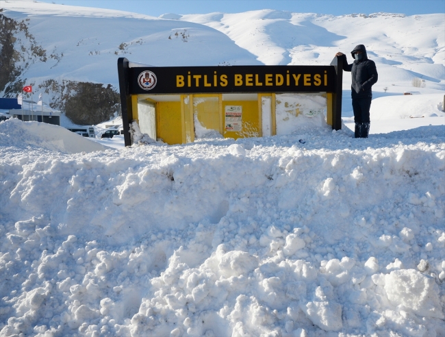 Bitlis'te ev ve araçlar kara gömüldü