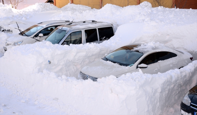 Bitlis'te ev ve araçlar kara gömüldü
