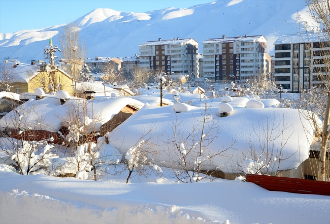 Bitlis'te ev ve araçlar kara gömüldü