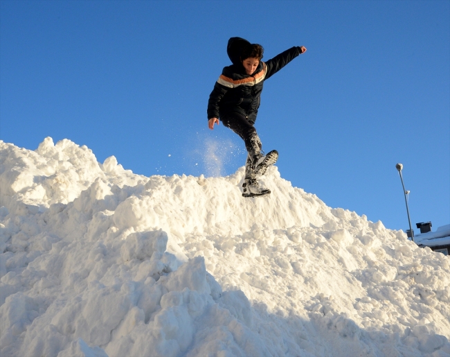 Bitlis'te ev ve araçlar kara gömüldü