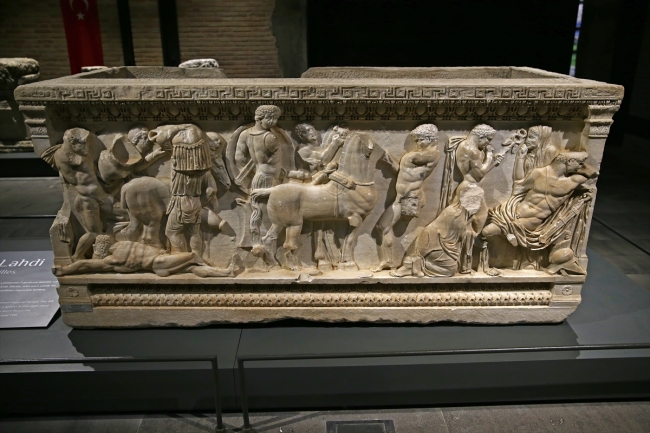 Asırlık fabrikadaki eserler büyük ilgi görüyor