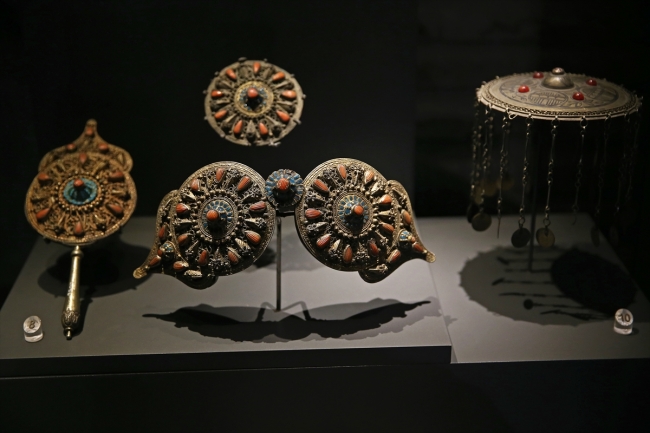 Asırlık fabrikadaki eserler büyük ilgi görüyor