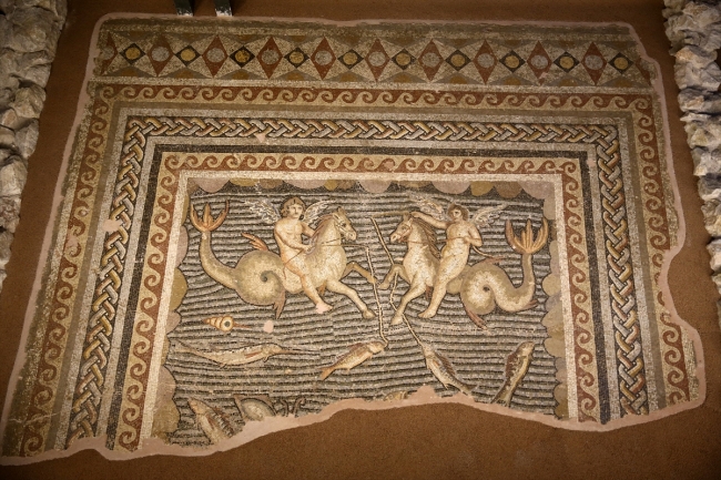 Asırlık fabrikadaki eserler büyük ilgi görüyor