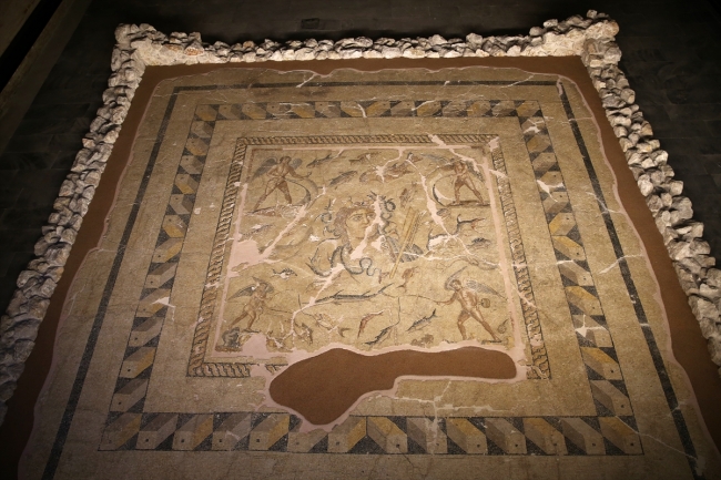 Asırlık fabrikadaki eserler büyük ilgi görüyor