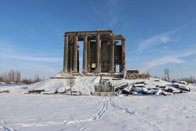 Kar altında "Aizanoi Antik Kenti"