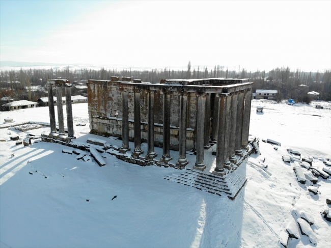 Kar altında "Aizanoi Antik Kenti"