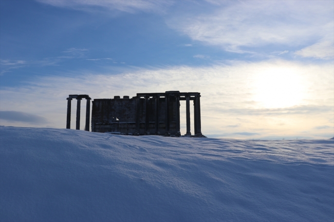 Kar altında "Aizanoi Antik Kenti"