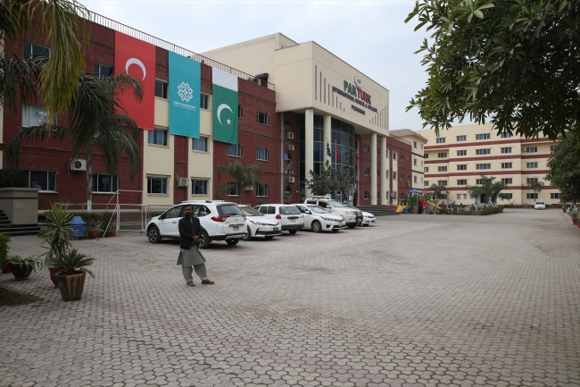 Peşaver'deki FETÖ okullarının Türkiye Maarif Vakfına devri tamamlandı