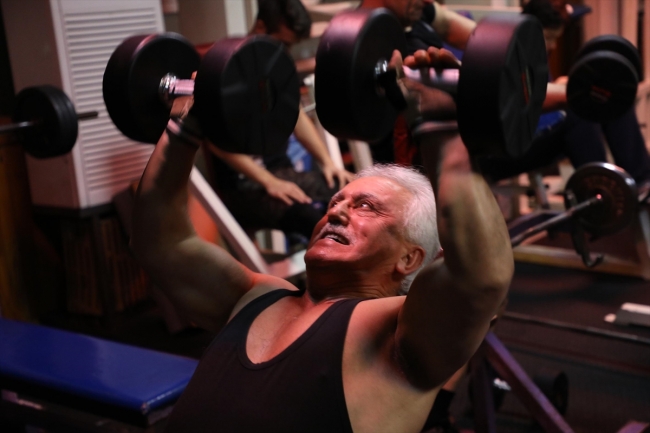 70 yaşında vücut geliştirme sporu yapıyor