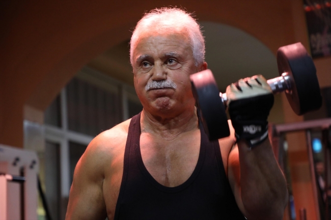 70 yaşında vücut geliştirme sporu yapıyor